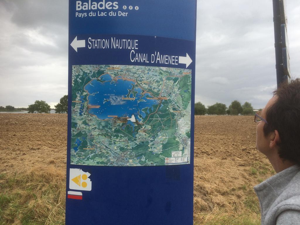 Insolite La Roulotte Des Elfes, Au Milieu De Nulle Part Outines